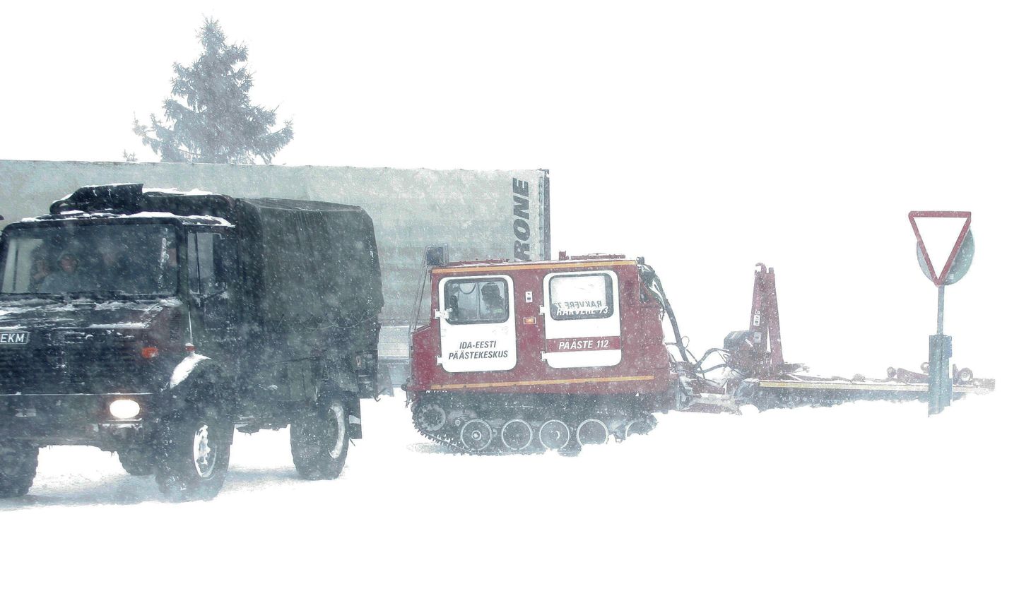 Detsembris jäi Tallinna-Narva maanteel Padaoru teelõigul sadu inimesi lumevangi. Toona tõttasid lisaks päästjatele appi ka kaitsevägi ja kaitseliit.