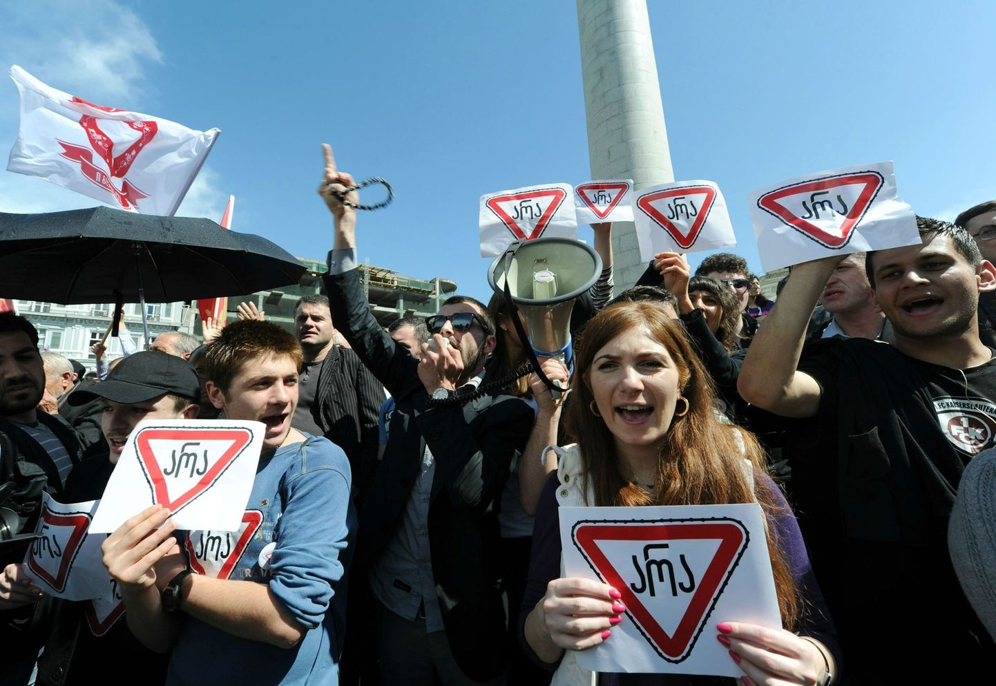 Gruusia opositsiooniaktivistid Saakašvili-vastasel meeleavaldusel. Plakatitel seisab: «Ei».