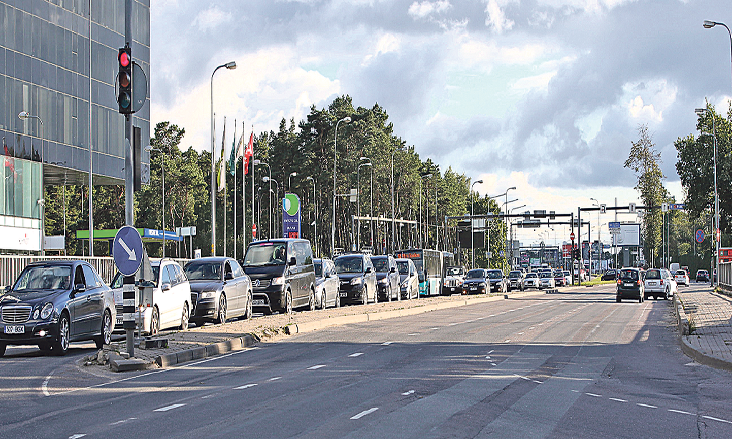 Tee-ehituse tõttu on Tallinnas Pärnu maanteel ummikud.