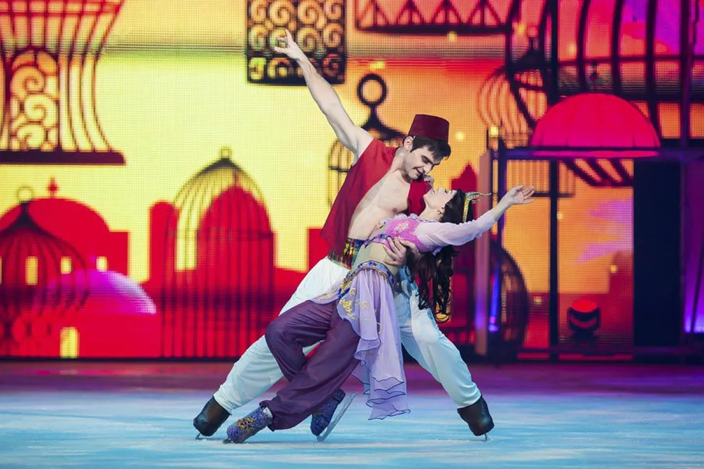 Iluuisutajad esitavad jääl etenduse «Aladdin ja Tulevalitseja».