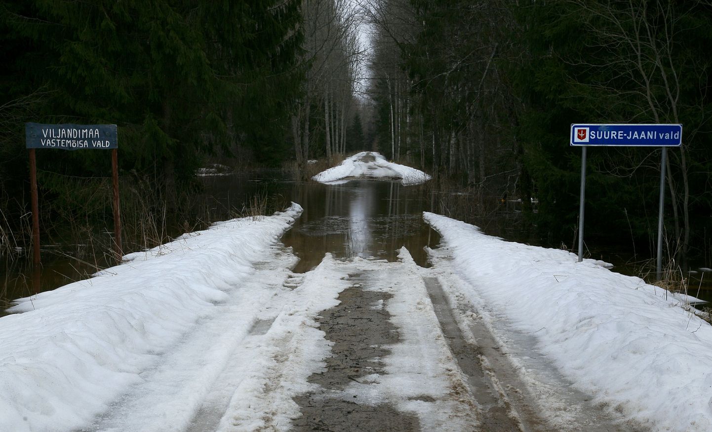 Suurvesi Soomaal. Üleujutatud teelõik.