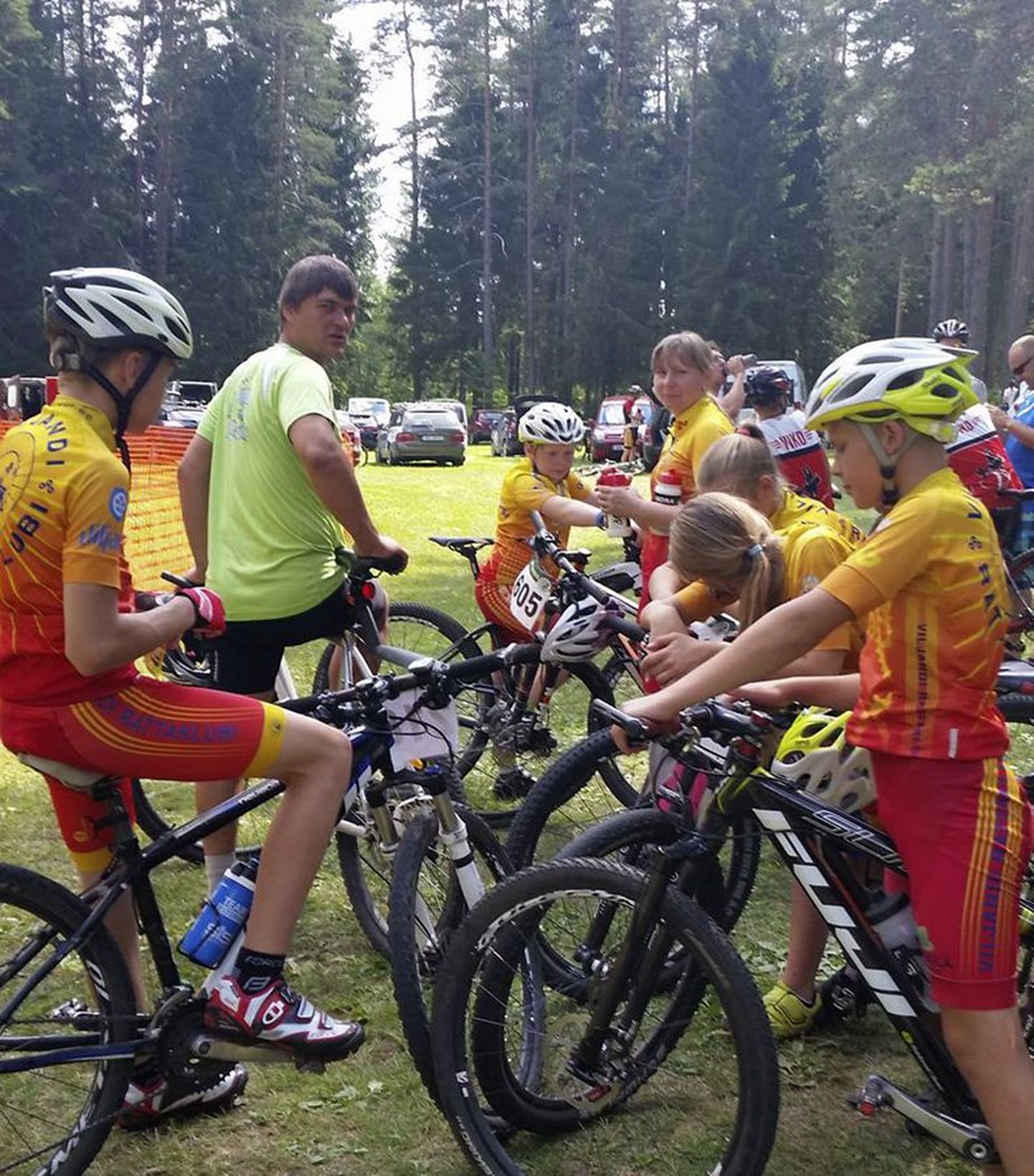 Suure-Jaani valla noored jalgrattasportlased andsid suvemängudel koduvalla kolmandale kohale jõudmisse oma südi võistlusega märkimisväärse panuse.