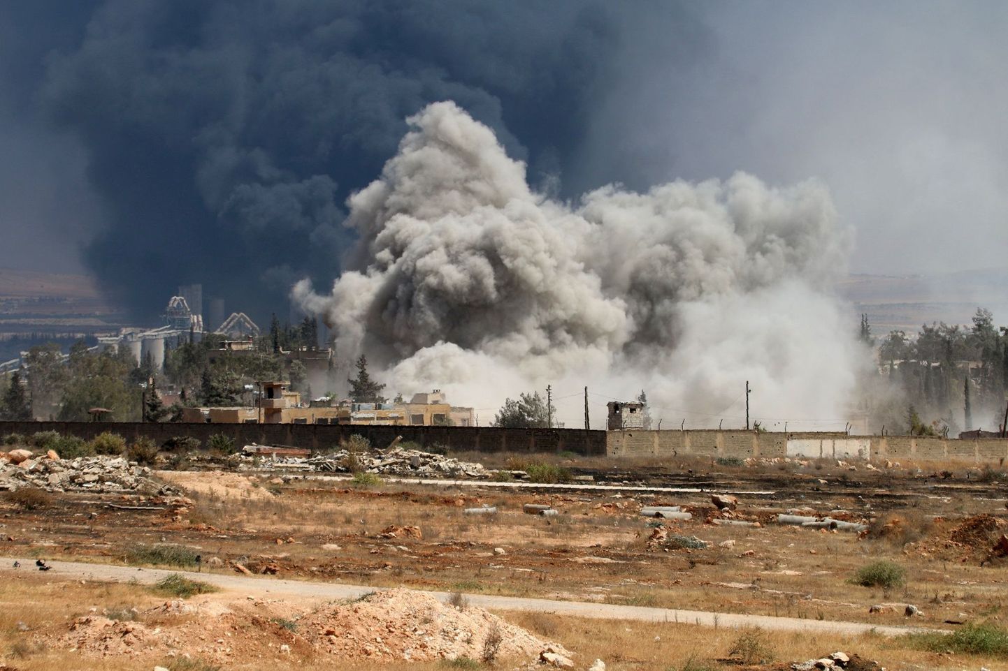 Suitsupilv valitsusvägede poolt Aleppole korraldatud õhurünnaku järel.
