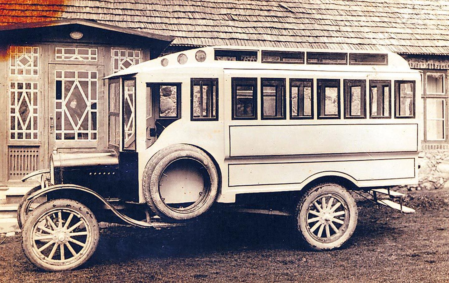 Pärnu–Tori–Aesoo liinibussi fotot ei ole, selle asemel on Tori Tõia talust pärit autojuhi Johannes Pärna (1900–24.10.1956 Siberis) autobuss.