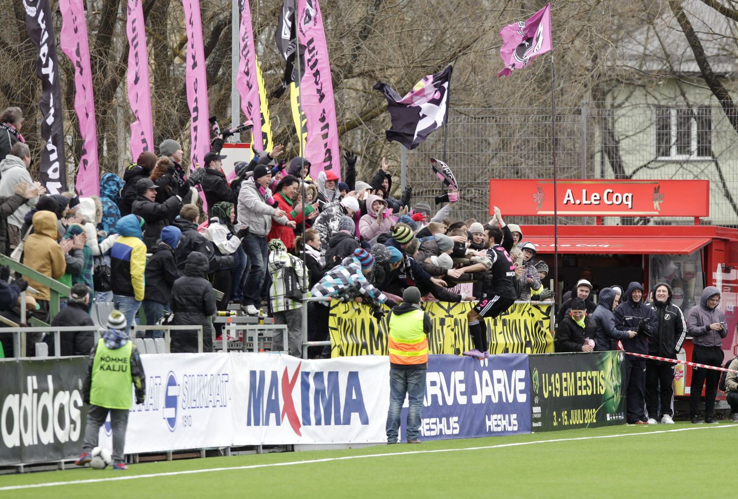 Jalgpalli meistriliigas sai Nõmme Kalju liidrite lahingus 2:0 jagu FC Florast ja jätkab tabeliliidrina.
