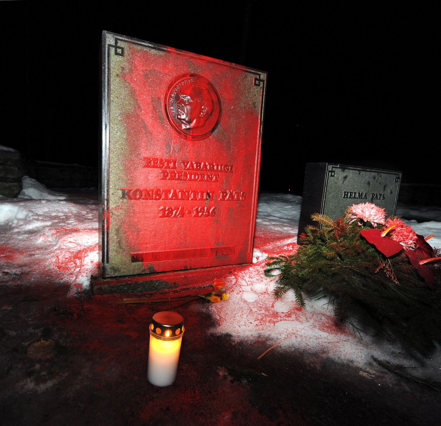 Punase värviga üle valatud president Pätsi hauatähis.