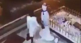 Видео с камеры наблюдения: женщина решила пнуть снеговика. Но снеговик ей отомстил
