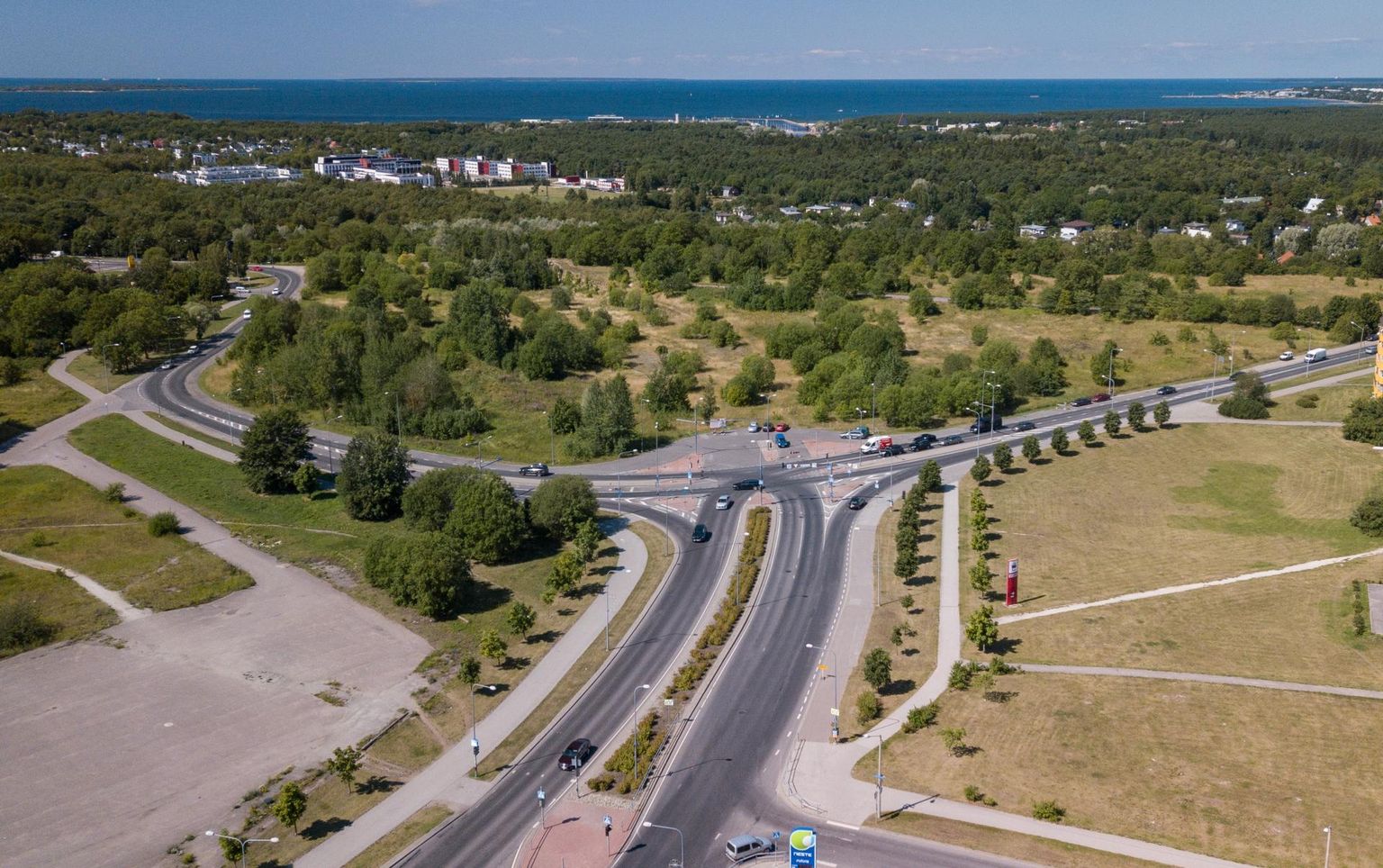 Praegu lõpeb Mustakivi tee Narva maanteel, linnaametnike plaani järgi võiks see pikeneda Lasnamäelt alla Pirita linnaossa.