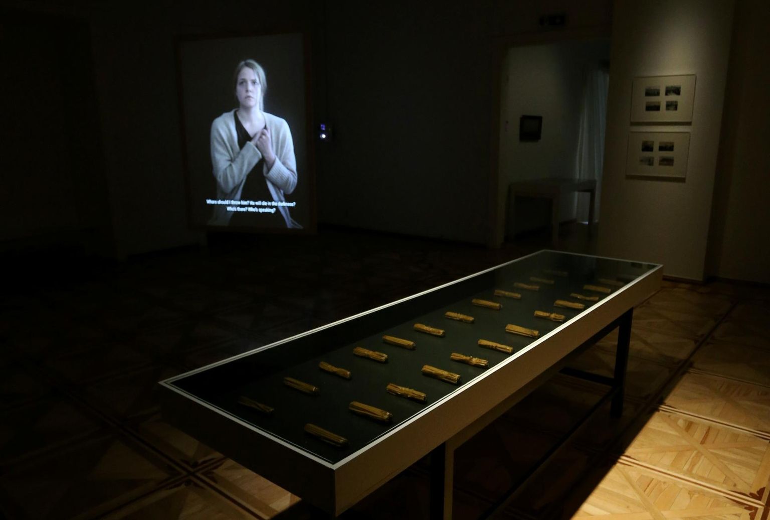 Teisel korrusel on video lähedal vitriinis kokku sulanud kirikuküünalde kimbud.