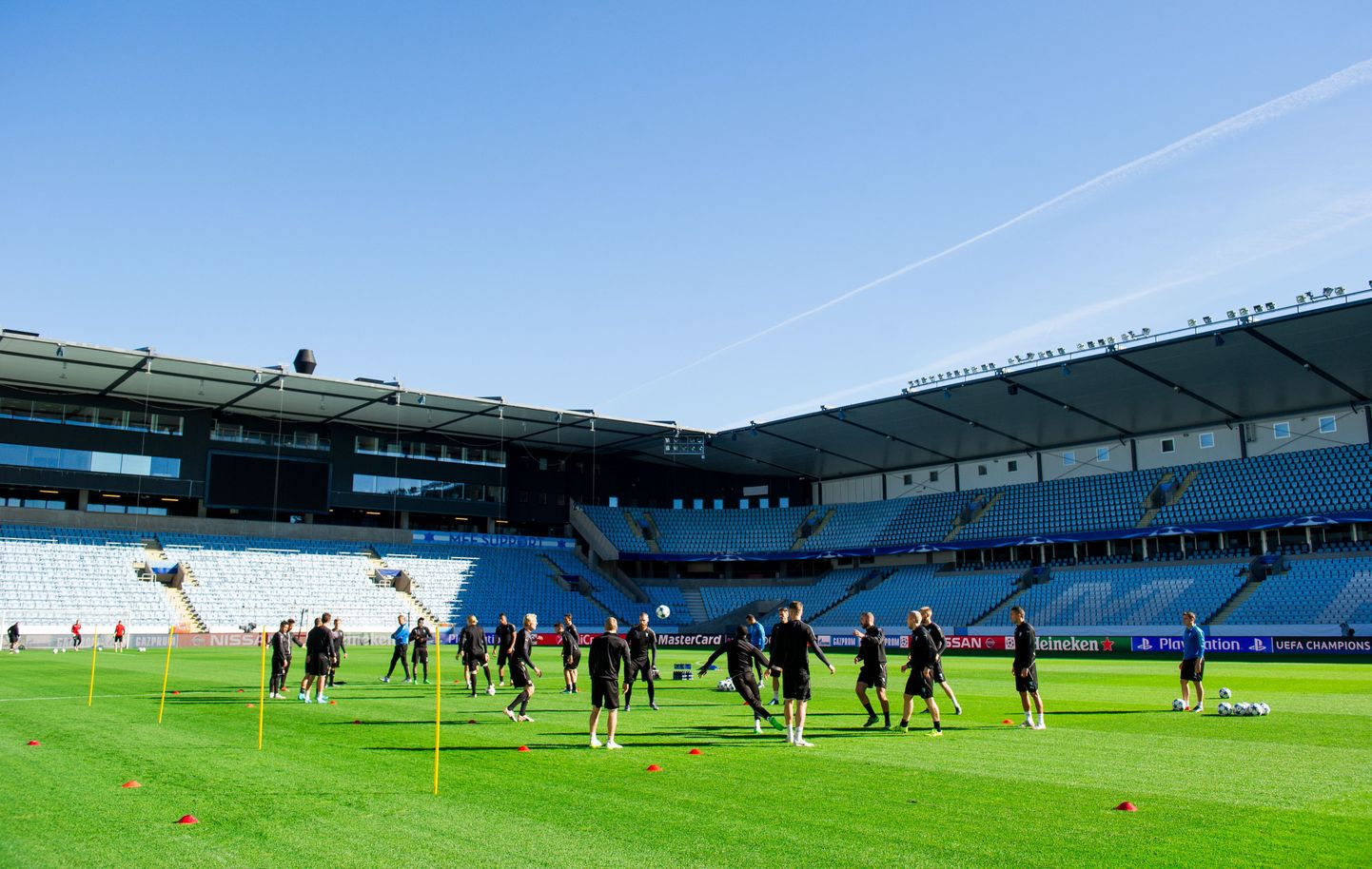 Тренировка футболистов "Мальме" на домашнем стадионе перед матчем ЛЧ с "Реалом".