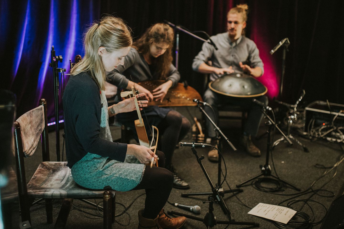 Instrumentaaltrios Sinitrii musitseerivad Cathy Sommer, Eva Väljaots ja Johannes Ahun.
