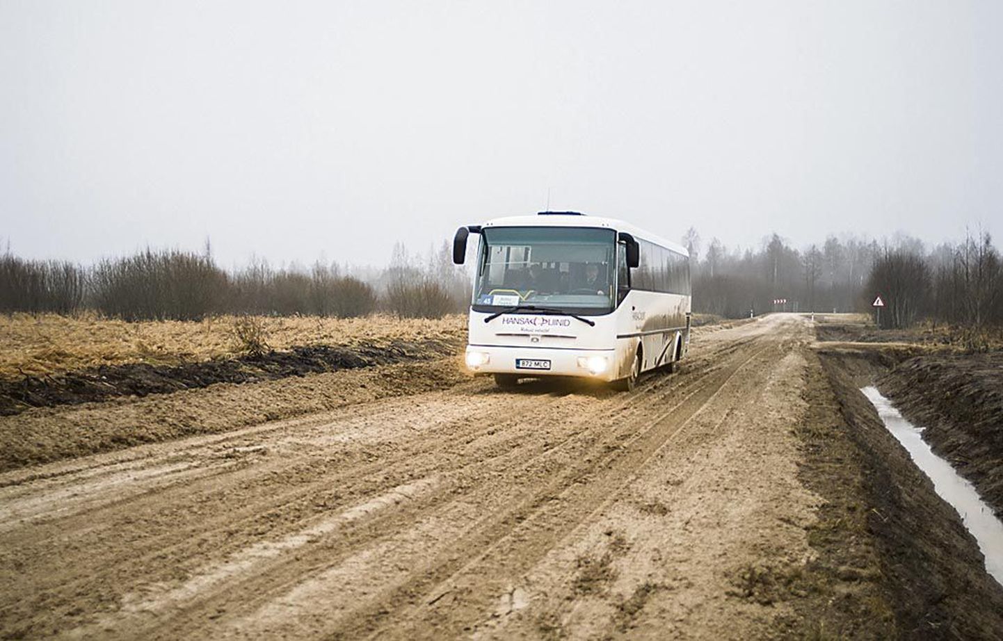 Paar nädalat tagasi remonditud, nüüd läbimatuks muutunud Uduvere–Suigu–Nurme teel katkeb bussiliiklus jõululaupäevast.