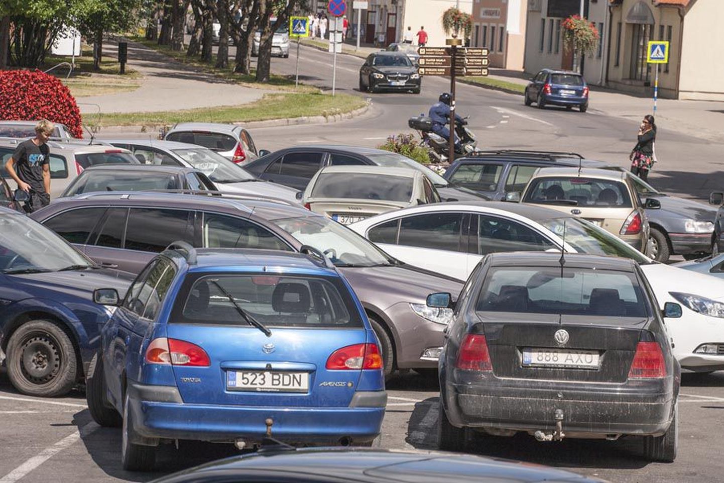 Pärast tasuta parkimise kehtima hakkamist on Viljandi kesklinnas parkivate autode hulk märgatavalt kasvanud. Pilt on tehtud eile päeval.
