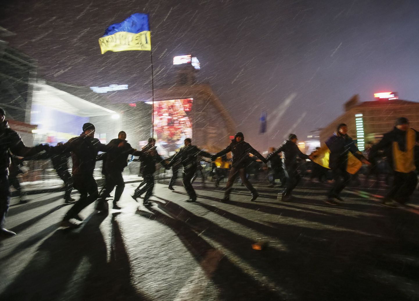 Ukraina opositsiooni poolehoidjad lõid täna Iseseisvuse väljakul Kiievis tantsu ja seda vaatamata hommikusele lumesajule.