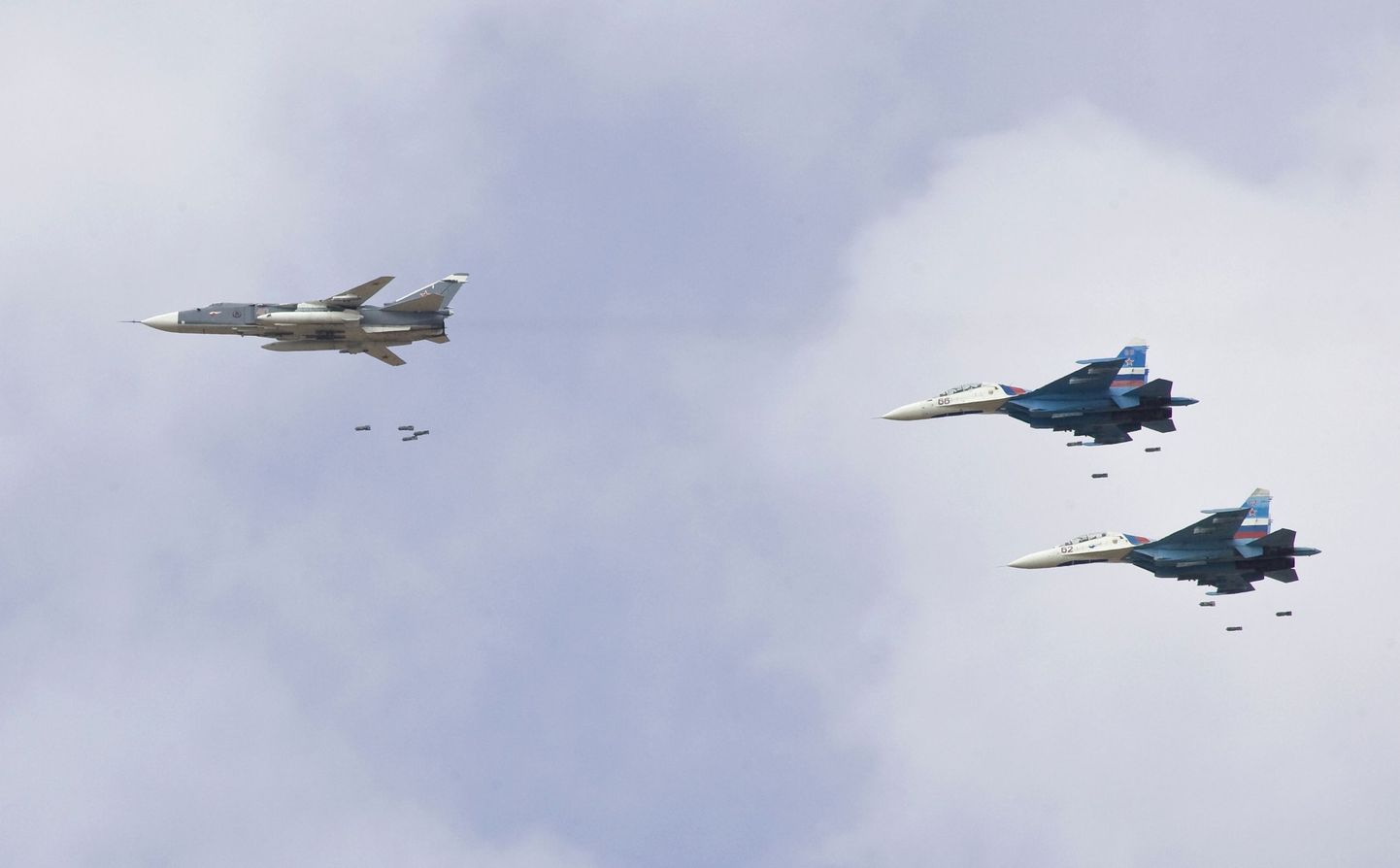 Vene õhujõudude ründelennuk Su-24 (vasakul) ja hävitajad Su-27 (taga).