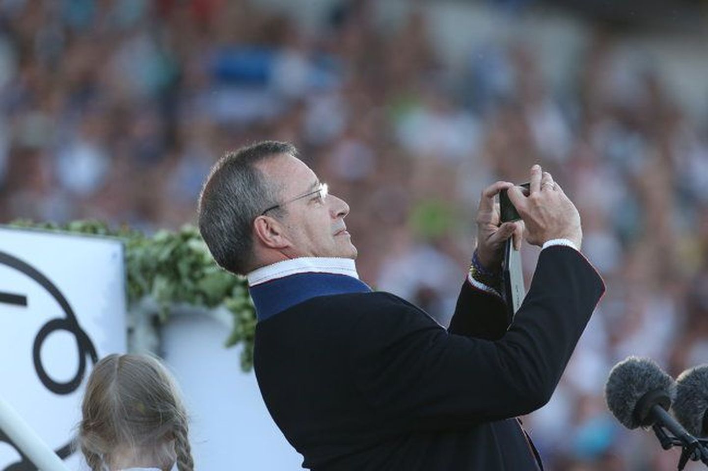 Президент Ильвес делает селфи на Певческом празднике. Снимок иллюстративный.
