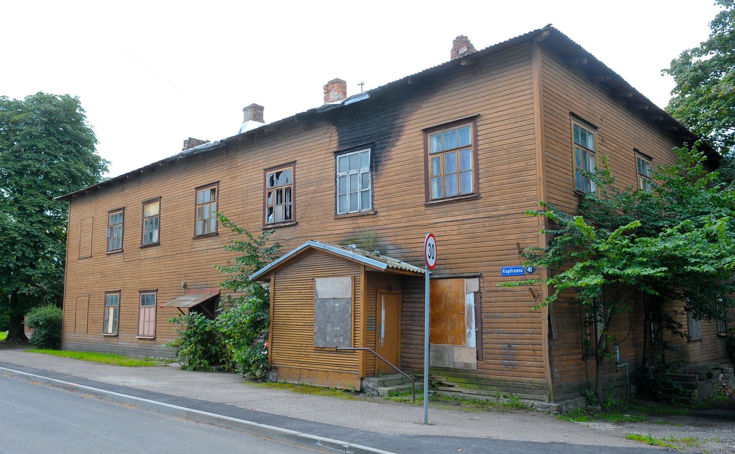Eelisel korral pani linnavalitsus teiste hulgas müüki ka korteri lagunenud Kopliranna 41 majas.