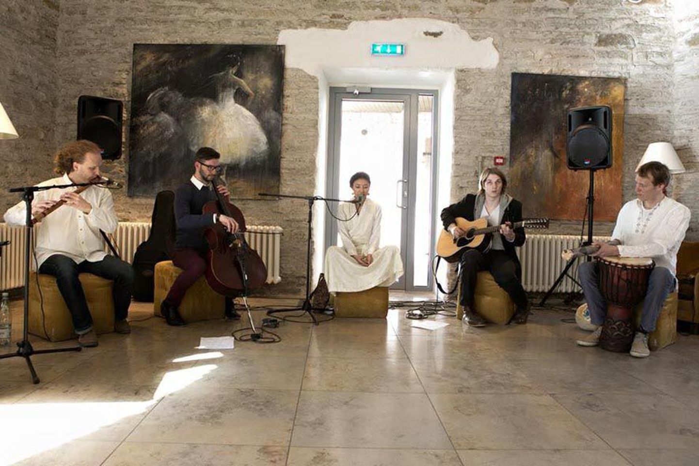 Wabalinna majas musitseerivad täna õhtul koos Leho Rubis (vasakul), Joosep Kõrvits, Drukmo Gyal ja Taavi Peterson.