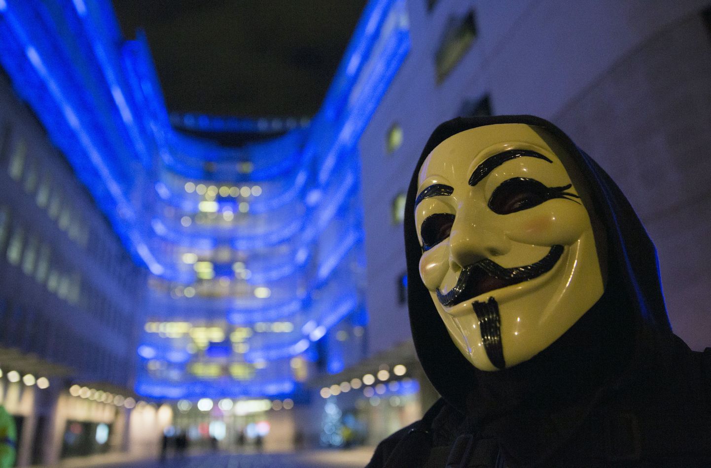 Anonymouse poolehoidja maskiga.