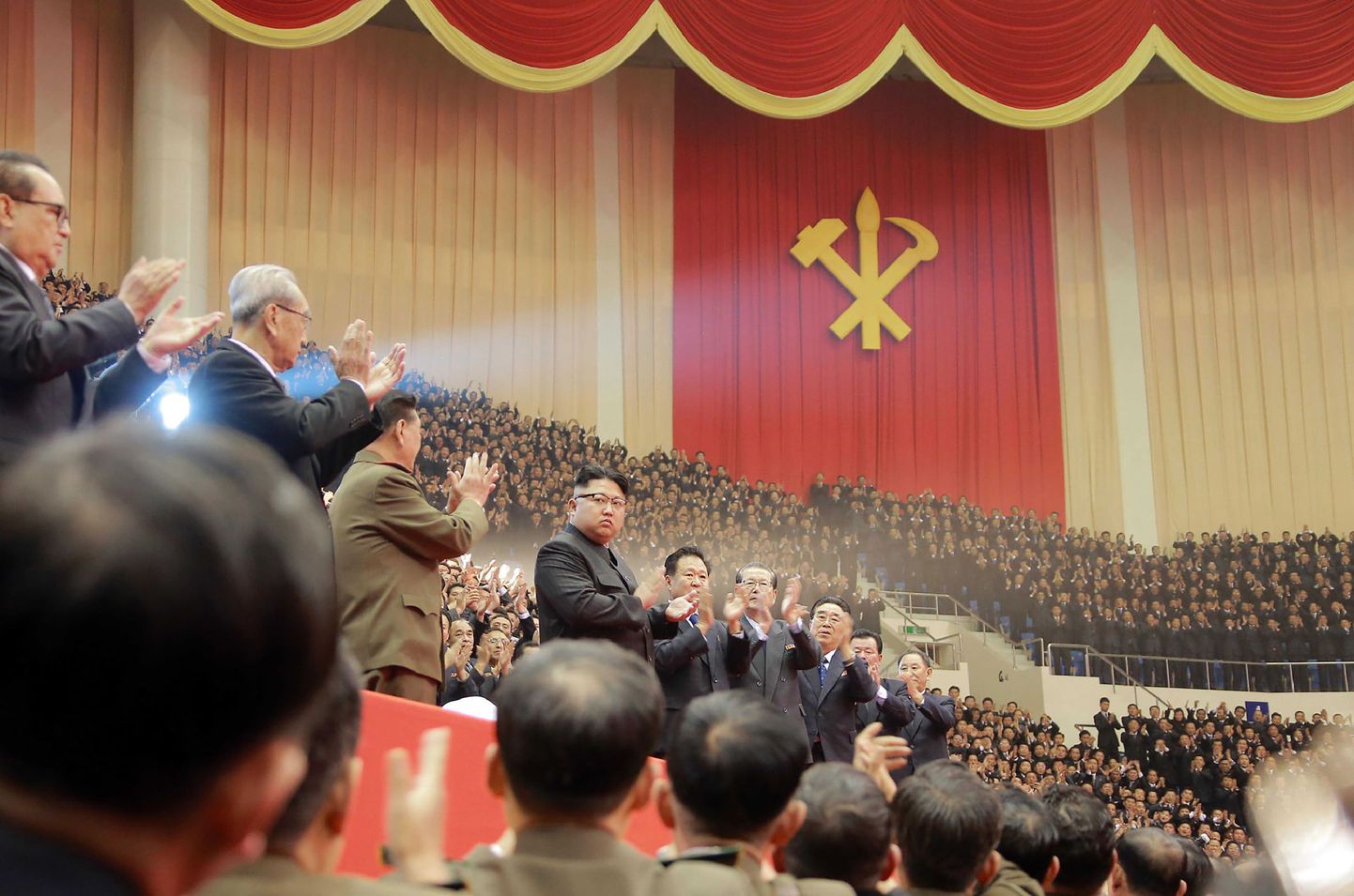 Põhja-Korea juht Kim Jong-un eelmise aasta lõpul kaaskondlaste keskel.