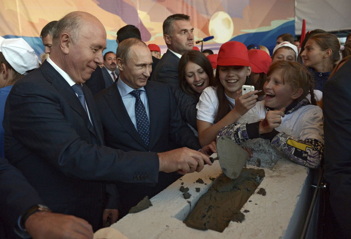 Putin pani koos noortega 2018. aasta jalgpalli MMi staadioni nurgakivi