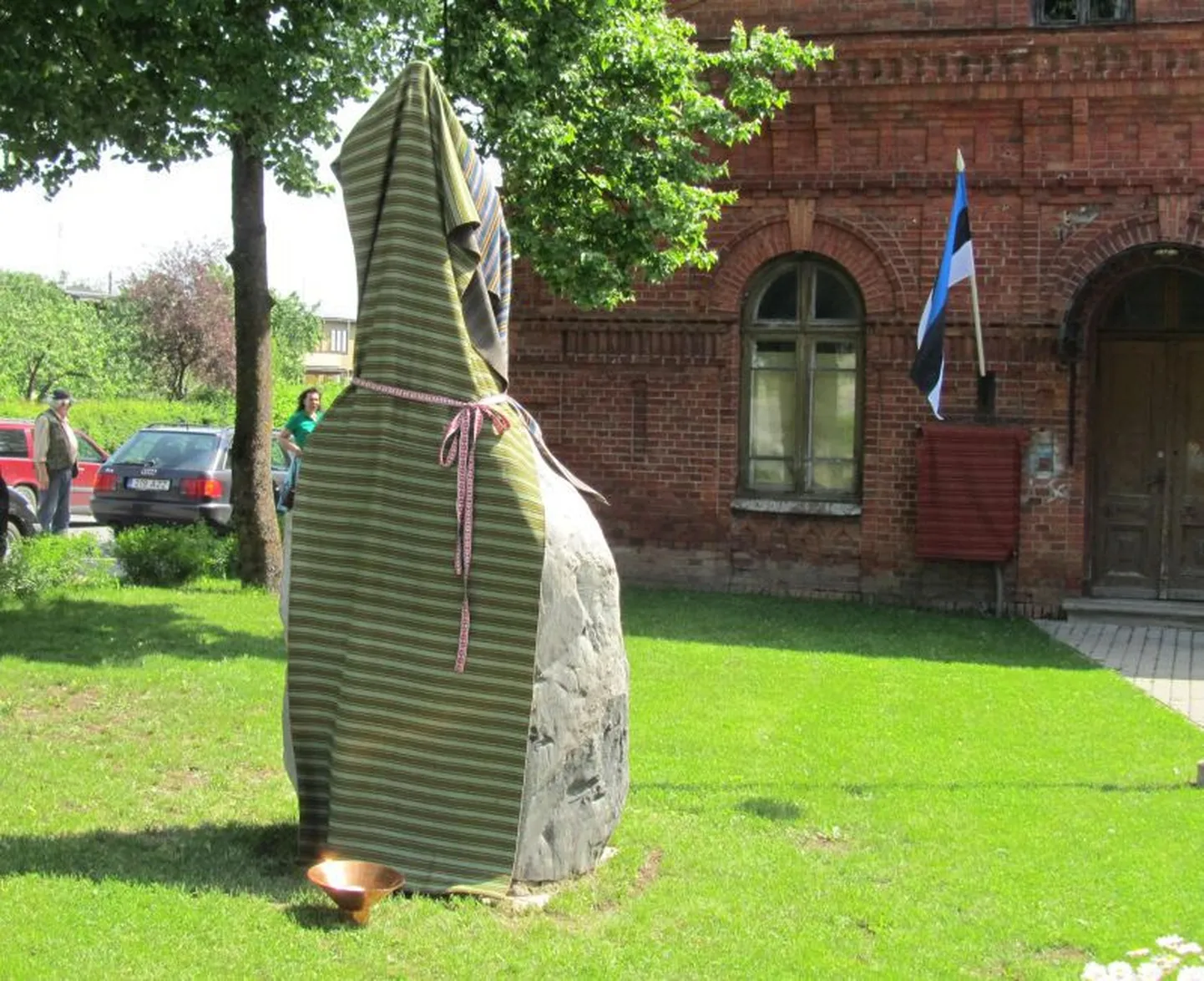Mälestustähis «Leelotaja» märgib Viljandimaa esimese laulupeo toimumiskohta ning põllumeeste seltsi ja Koidu seltsi asutamispaika.