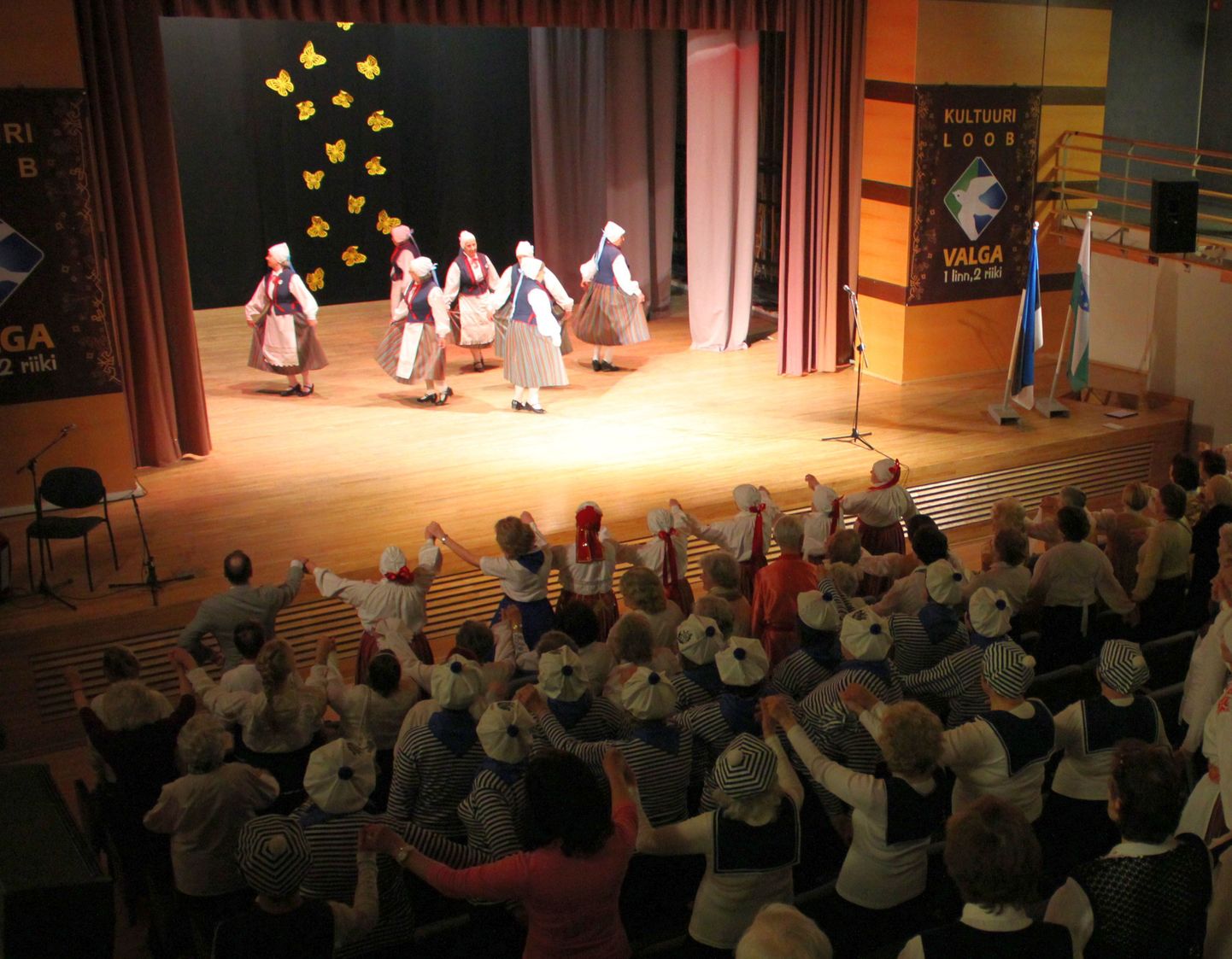 Memmede tantsupäeva esinemistele pani punkti Valga rahvatantsuselts Karikakar, kelle tantsuga «Mere pidu» liitusid kõik saalis viibinud, nende seas ka Valga linnapea Kalev Härk.