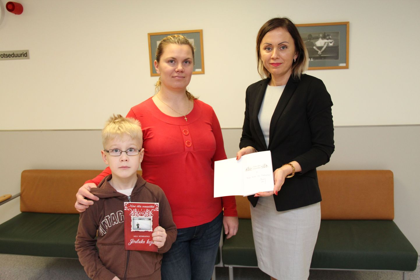 Eile andis Heli Künnapas (vasakul) Pärnu haiglale üle esimese koguse raamatuid
