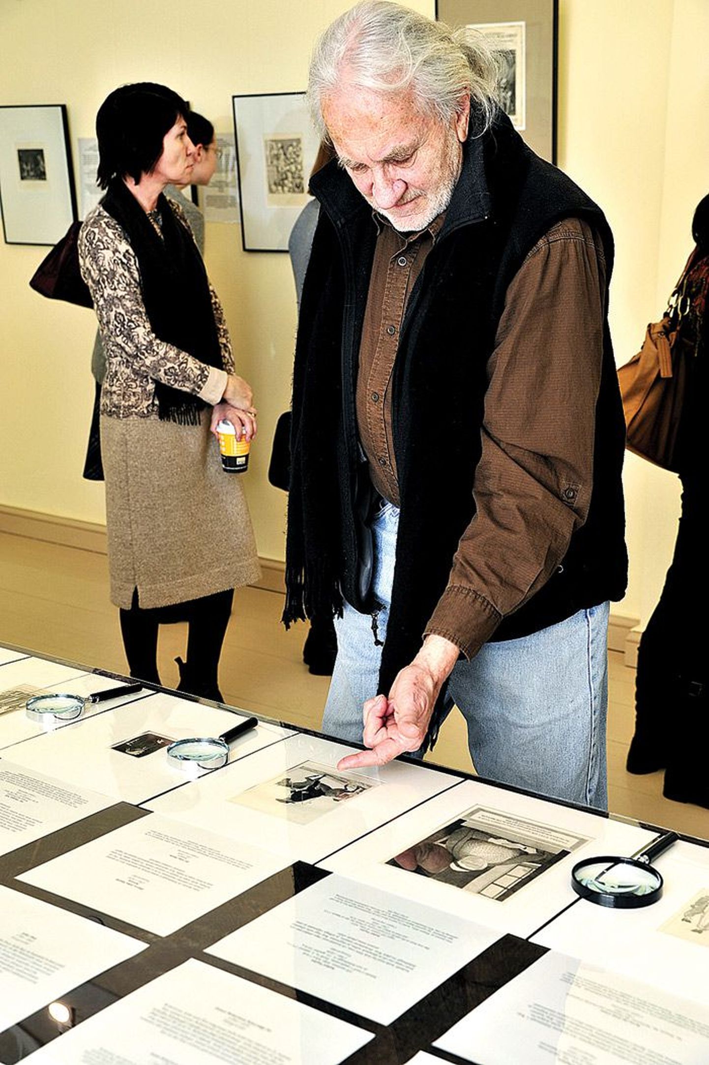 Kultuuriloolane, kirjanik, fotograaf ja kunstikoguja Rolan Paul Firn­ha­ber (75) rääkis Tartu linnamuuseumi külastajatele lugusid, mis on seotud tema kogu karikatuuridega.