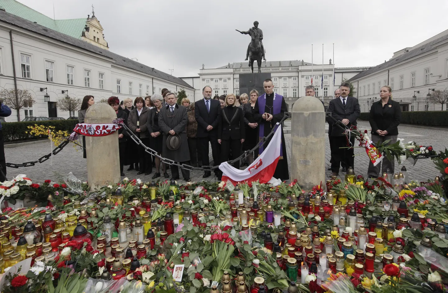 Молитва перед президентским дворцом в Варшаве.