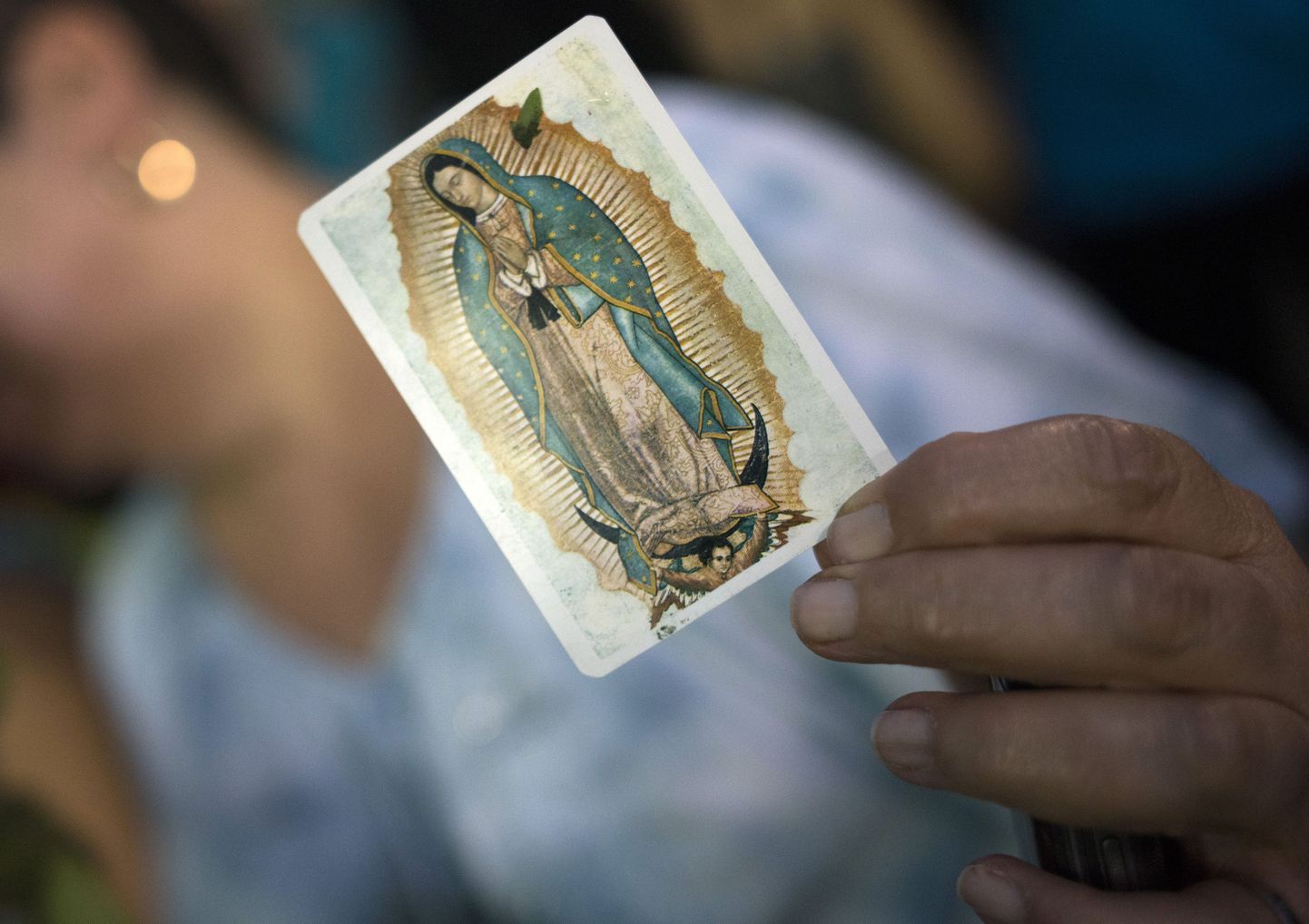 Mehhiko naine hoiab pilti püha Guadalupe Neitsist.