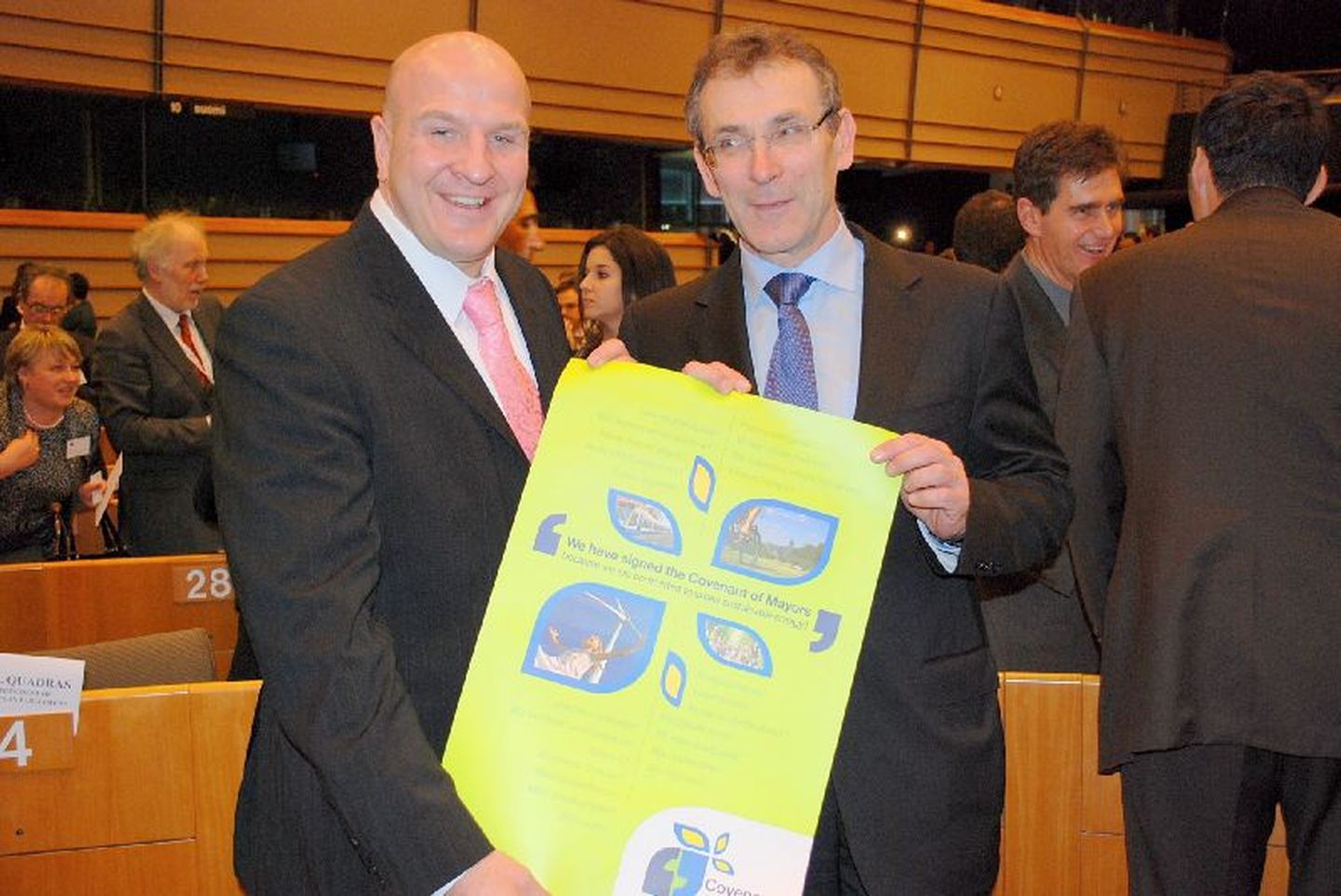 Rakvere linnapea Andres Jaadla (vasakul) ja Euroopa Komisjoni energiavolinik Andris Piebalgs pakti allakirjutamisel veebruaris.
