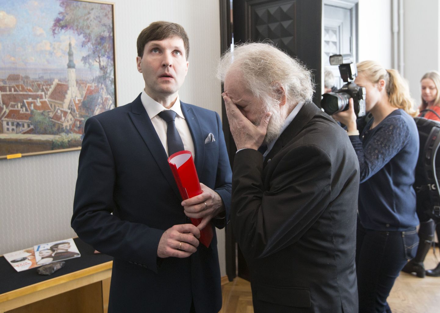 По словам Мартина Хельме (слева), главная проблема кандидата в президенты Кальюранд в том, что она русская. В чем главная проблема самого Хельме?