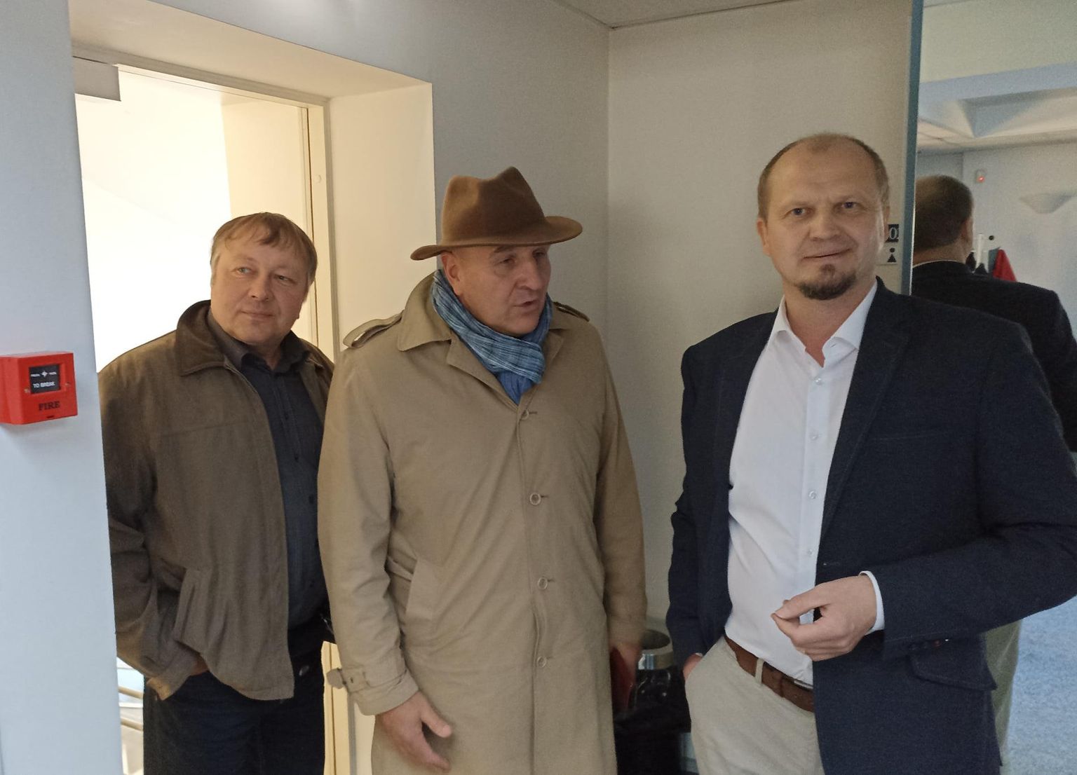 Rakvere linnavoliniku Allan Jaakuse (vasakul) ja abilinnapea Andres Jaadla (keskel) ilmumine Lääne-Viru maakonnakeskuses korraldatud avalikule kõnekoosolekule riigikogulase Anti Poolametsaga (paremal) päädis sõnasõja ja mõlema külalise minema saatmisega.