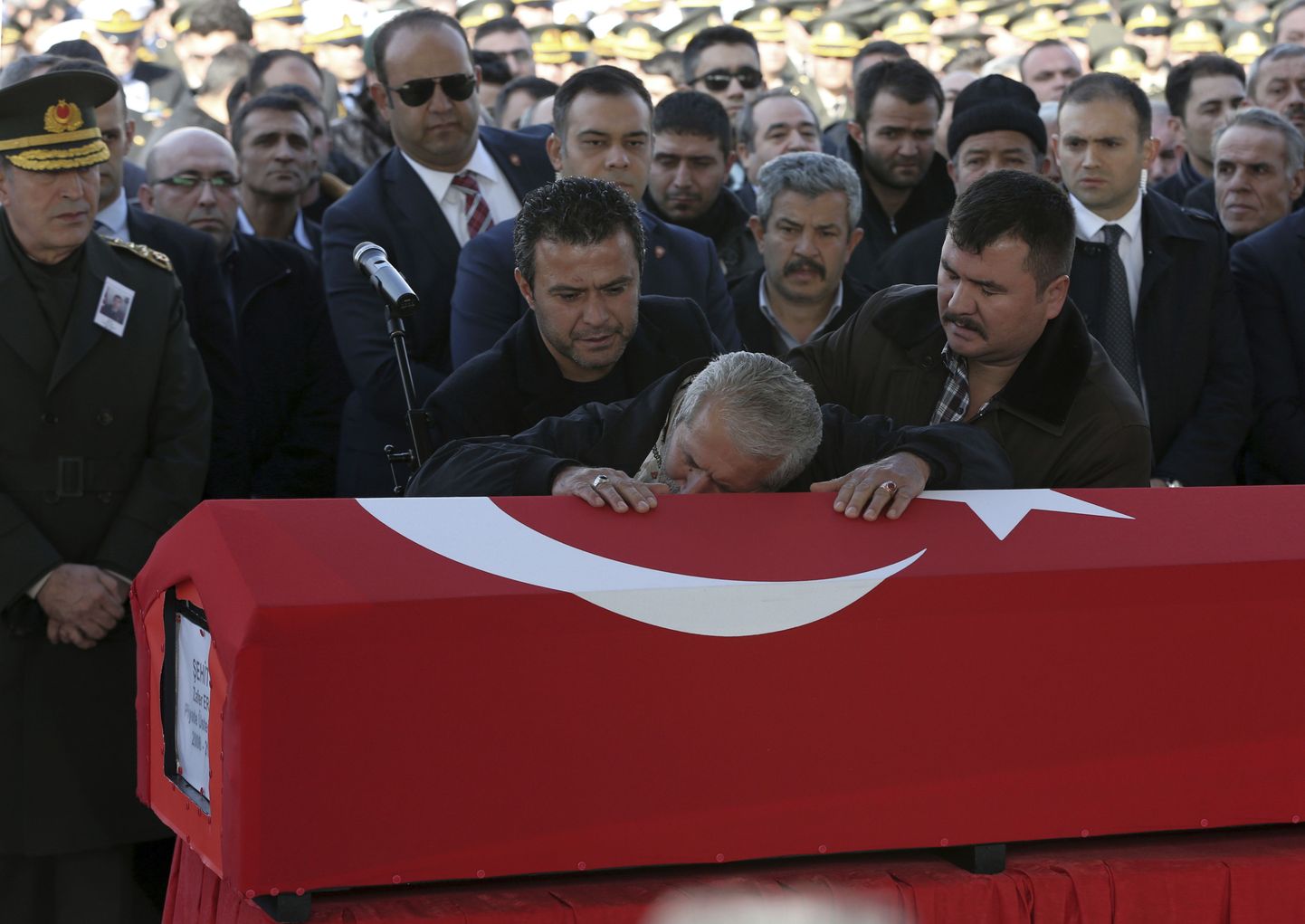 Hukkunud Türgi sõduri isa matusetseremoonial Ankaras möödunud nädala reedel.