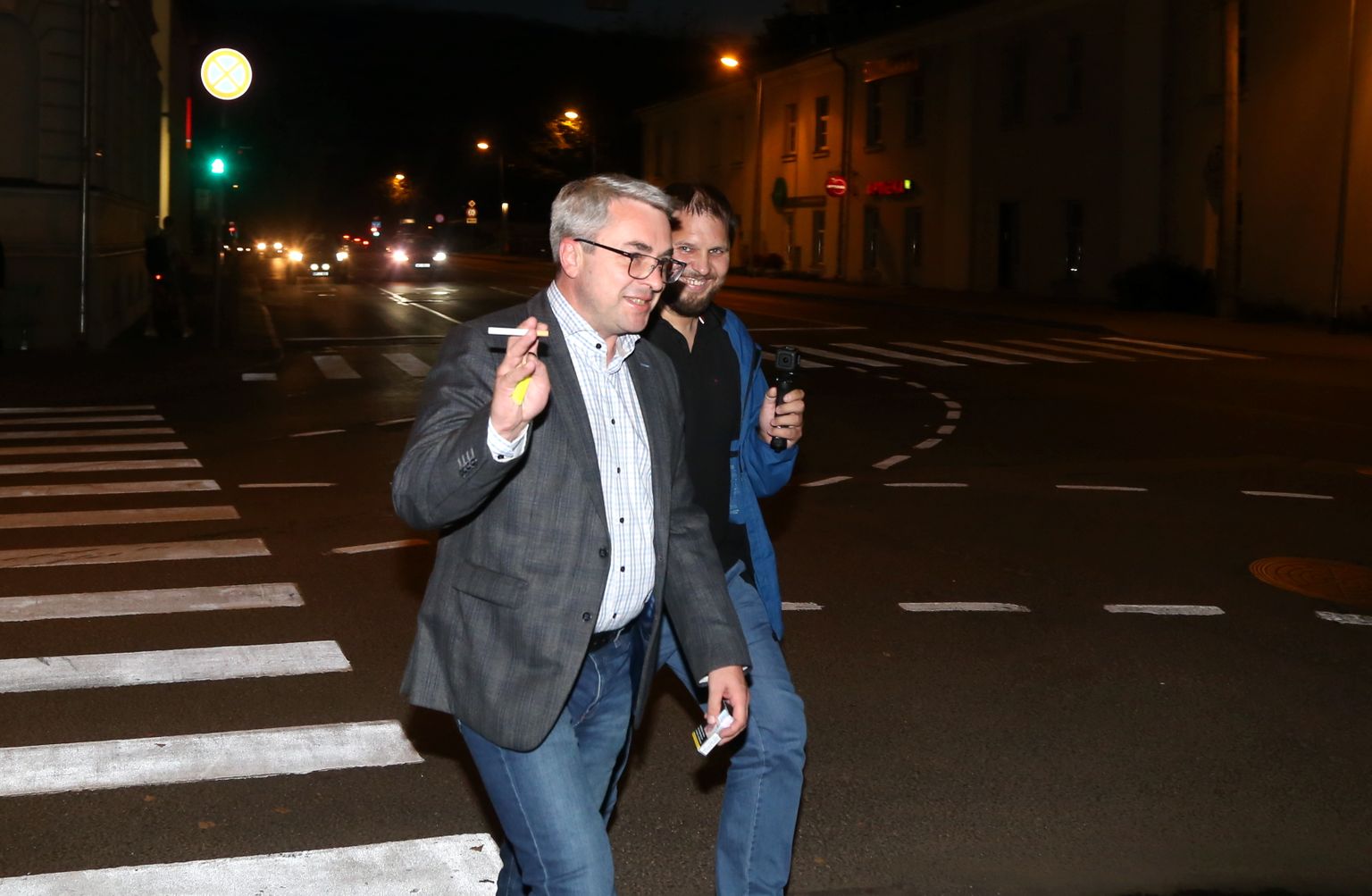 Advokāts Aivars Purmalis pamet Korupcijas novēršanas un apkarošanas biroja ēku.