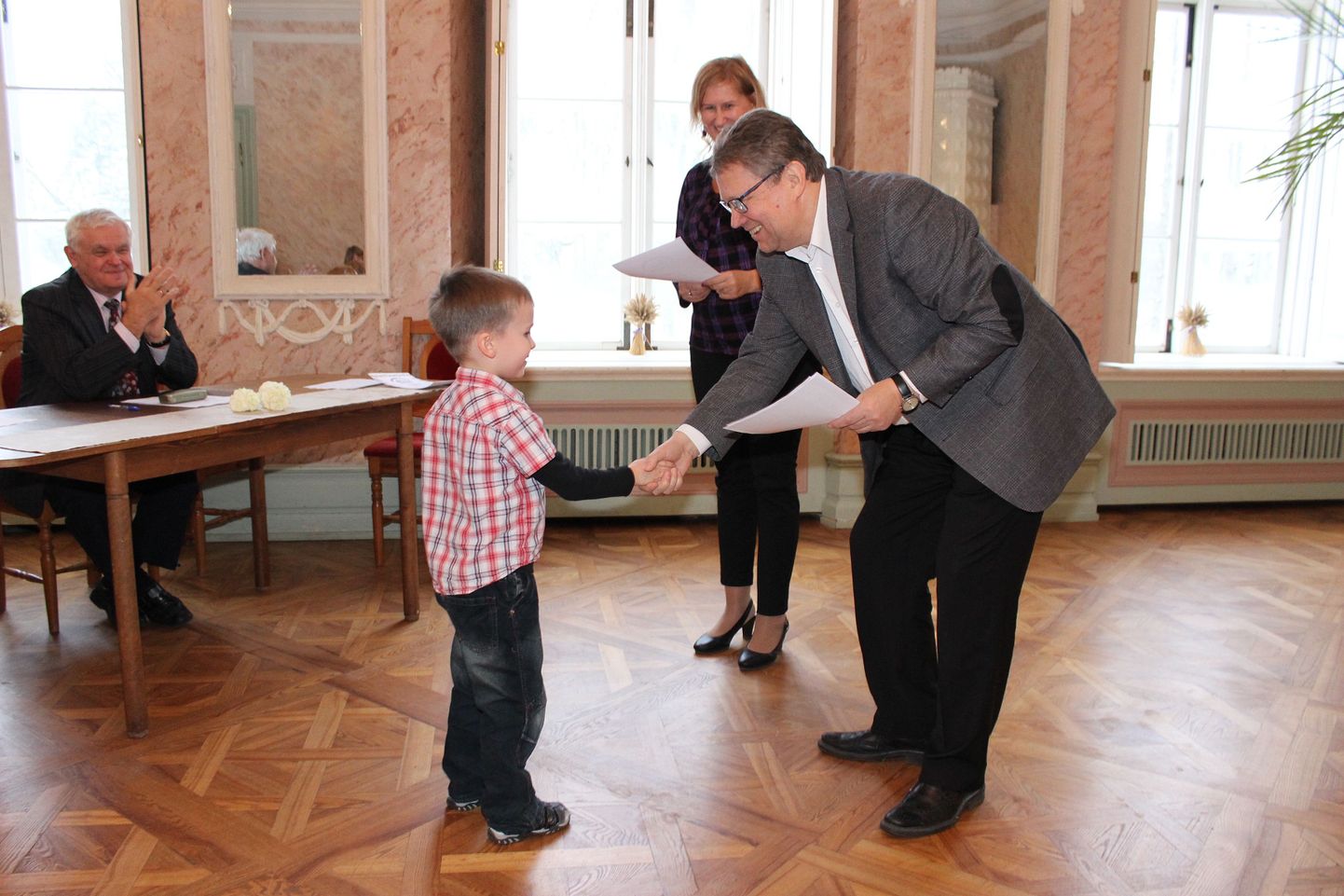 kuni 7aastaste poiste vanusegrupi võitja Robert Zinovjev võtab õnnitluse vastu žürii esimehelt Lembit Saarsalult.