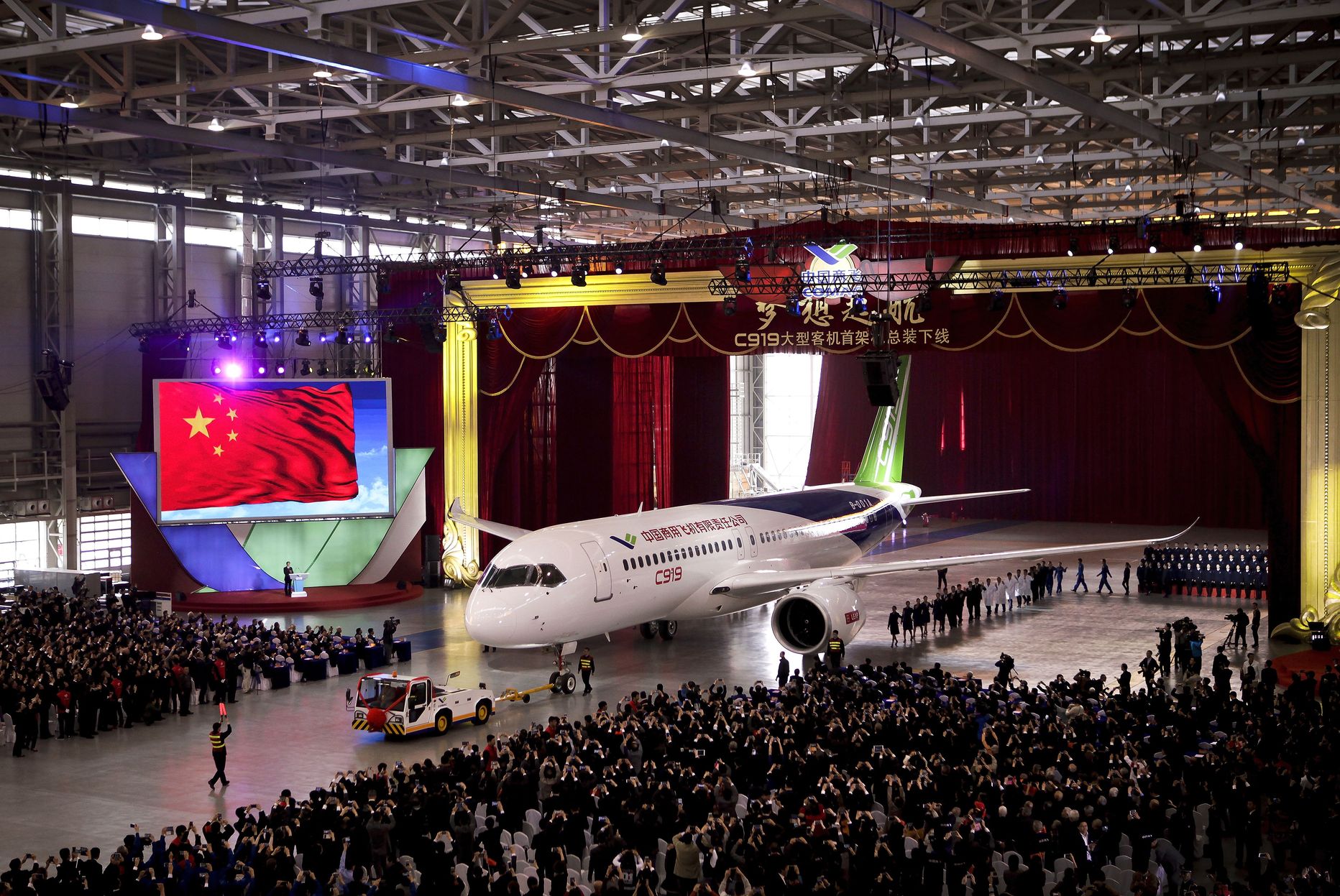 Hiina uue reisilennuki C919 pidulik väljatoomine Comaci tehasest Shanghais.
