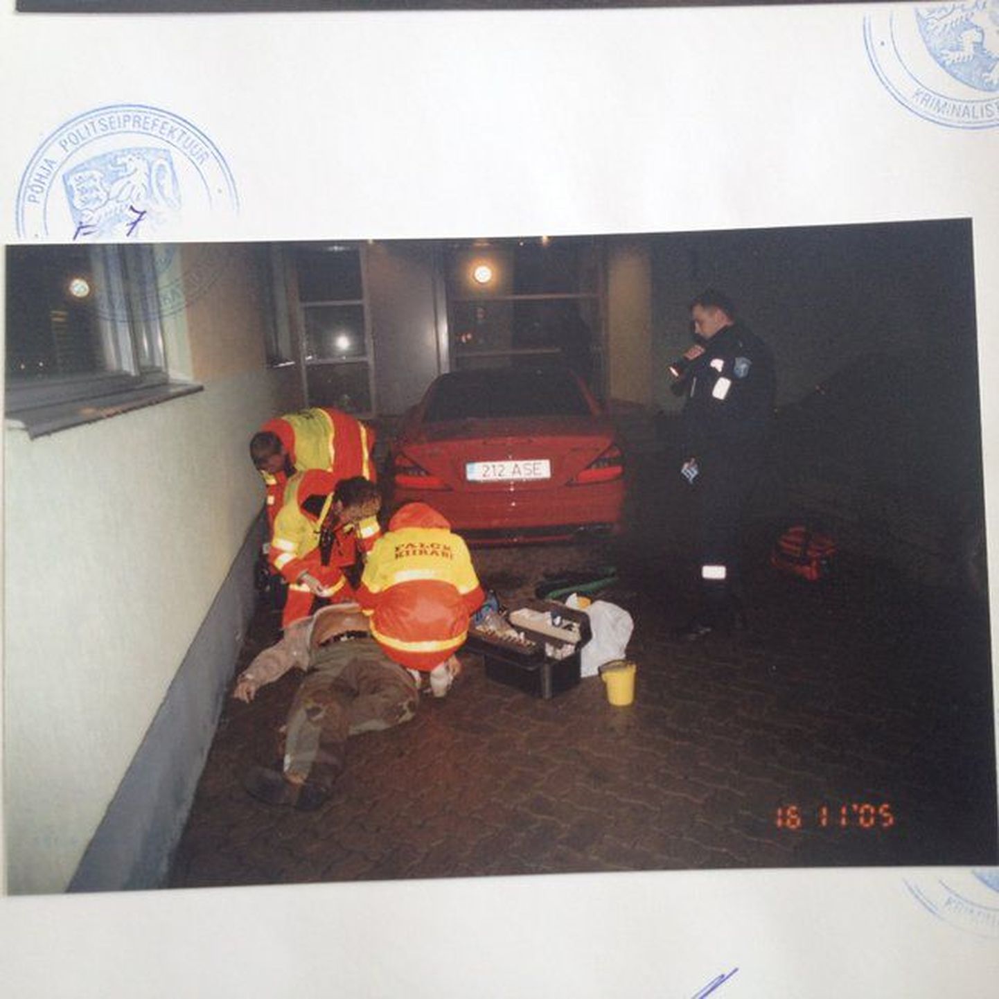 Получивший 13 пулевых ранений Калев Кург и реанимирующая его бригада скорой помощи перед домом №6 по Люкати теэ в Козе-Люкати.