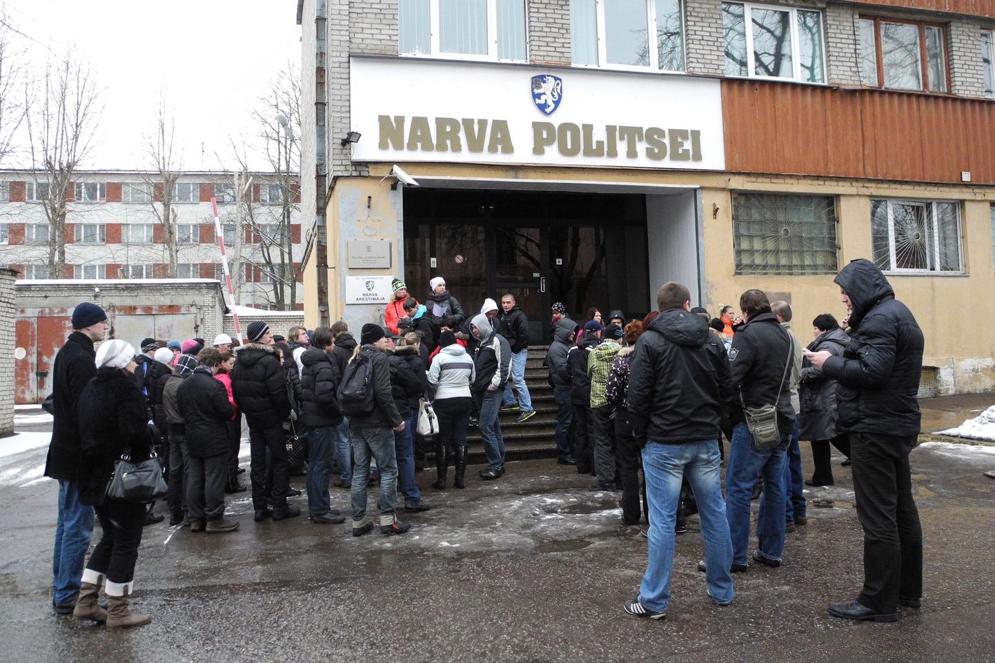 Vabatahtlikud Narva politseimaja juures kogunemas