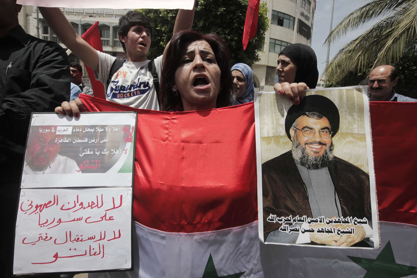 Palestiinlased Rahvarindest Palestiina Vabastamise eest(PFLP) protesteerivad Rahvusvahelise islamiõpetlaste liidu esimehe šeik Yusuf al-Qaradawi külaskäigu vastu ning avaldavad toetust Hezbollah' juhile Hassan Nasrallah'le.