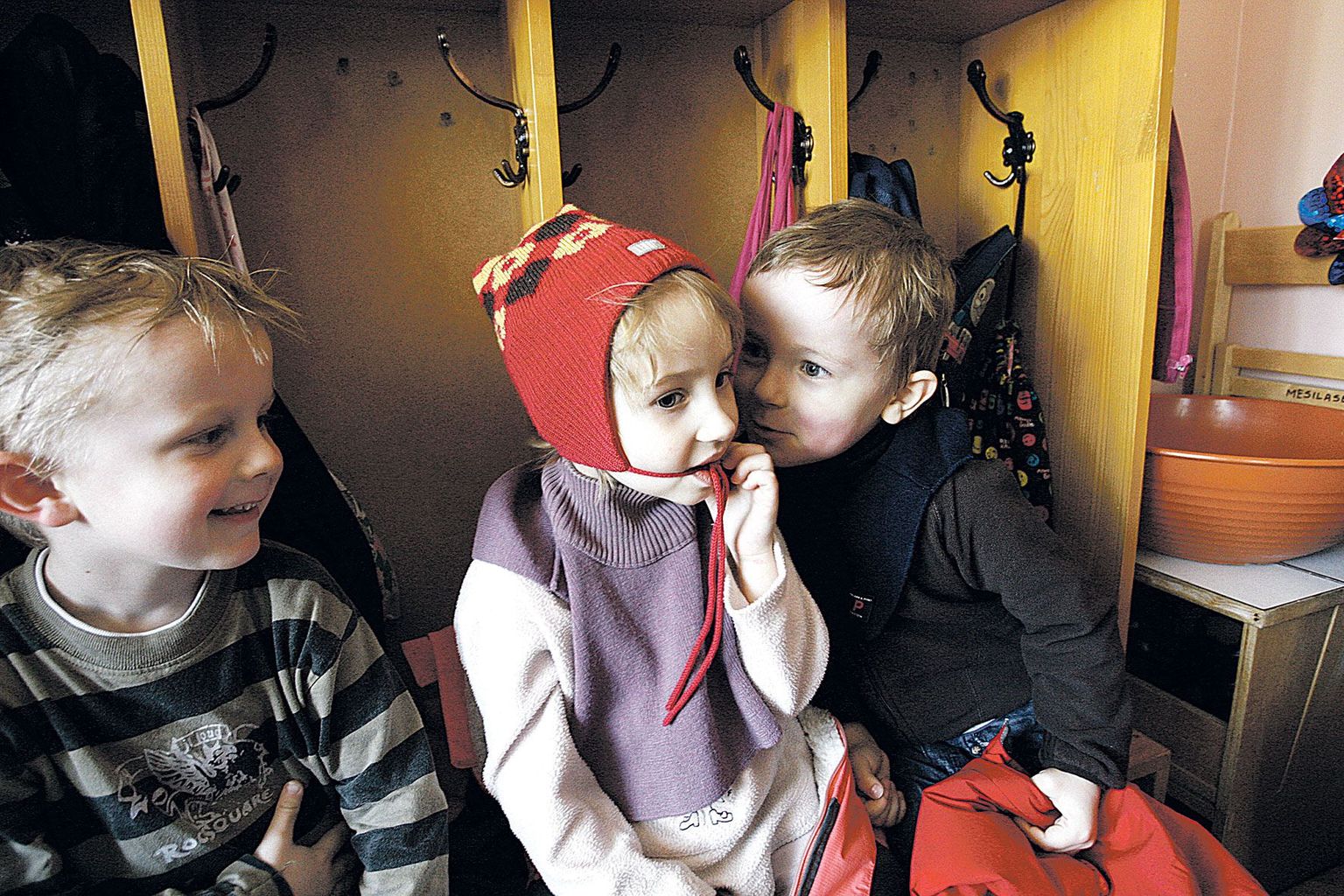 Tartu Helika lasteaia Mesilaste rühma lapsed Steven Liiv (vasakult), Miiu Liivamägi ja Patrick Sooaru tulid õuest, põsed punased ja jutuvada suul.