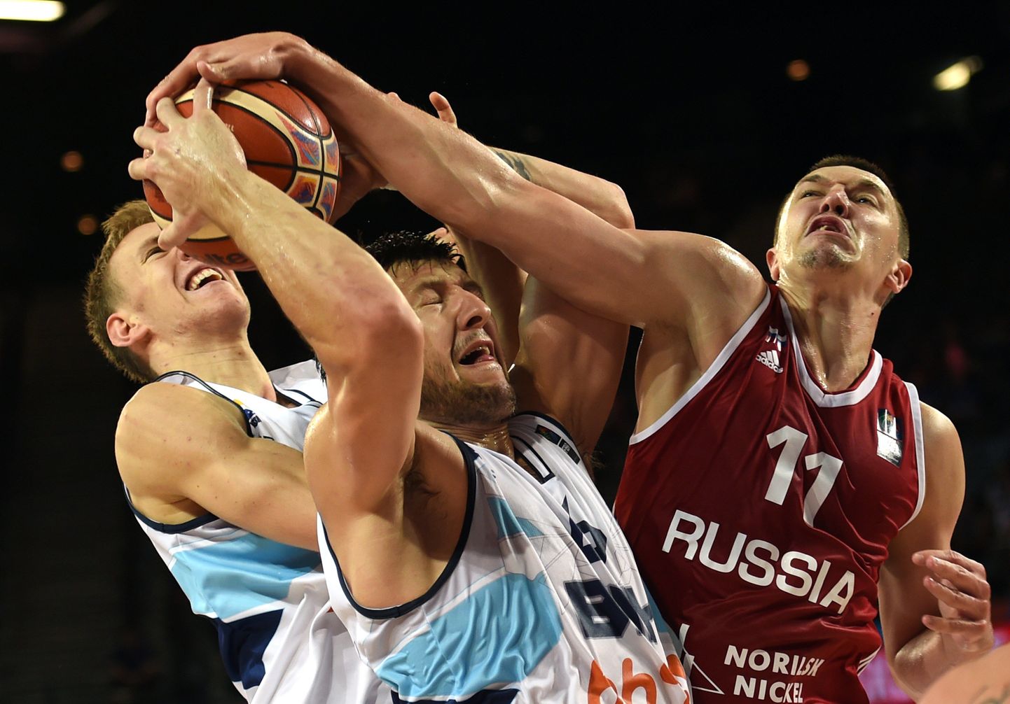 Момент матча баскетбольных сборных России и Боснии.