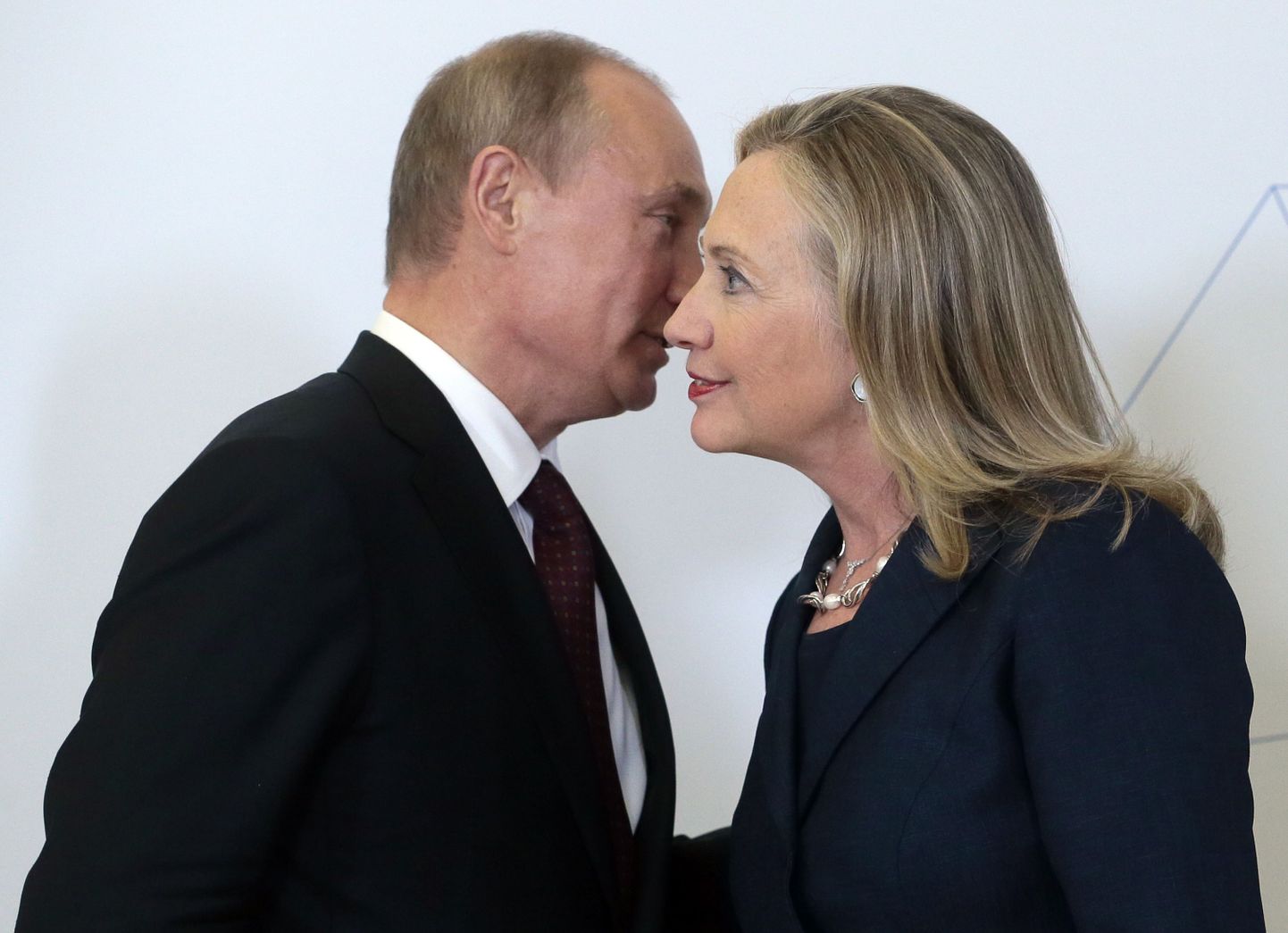 Хиллари Клинтон и Владимир Путин в 2012 году.