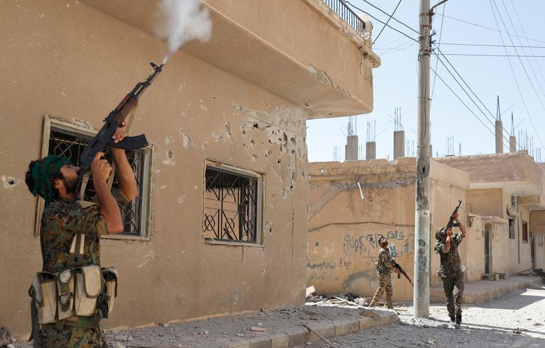 YPG võitlejad tulistamas ISISe drooni pihta.