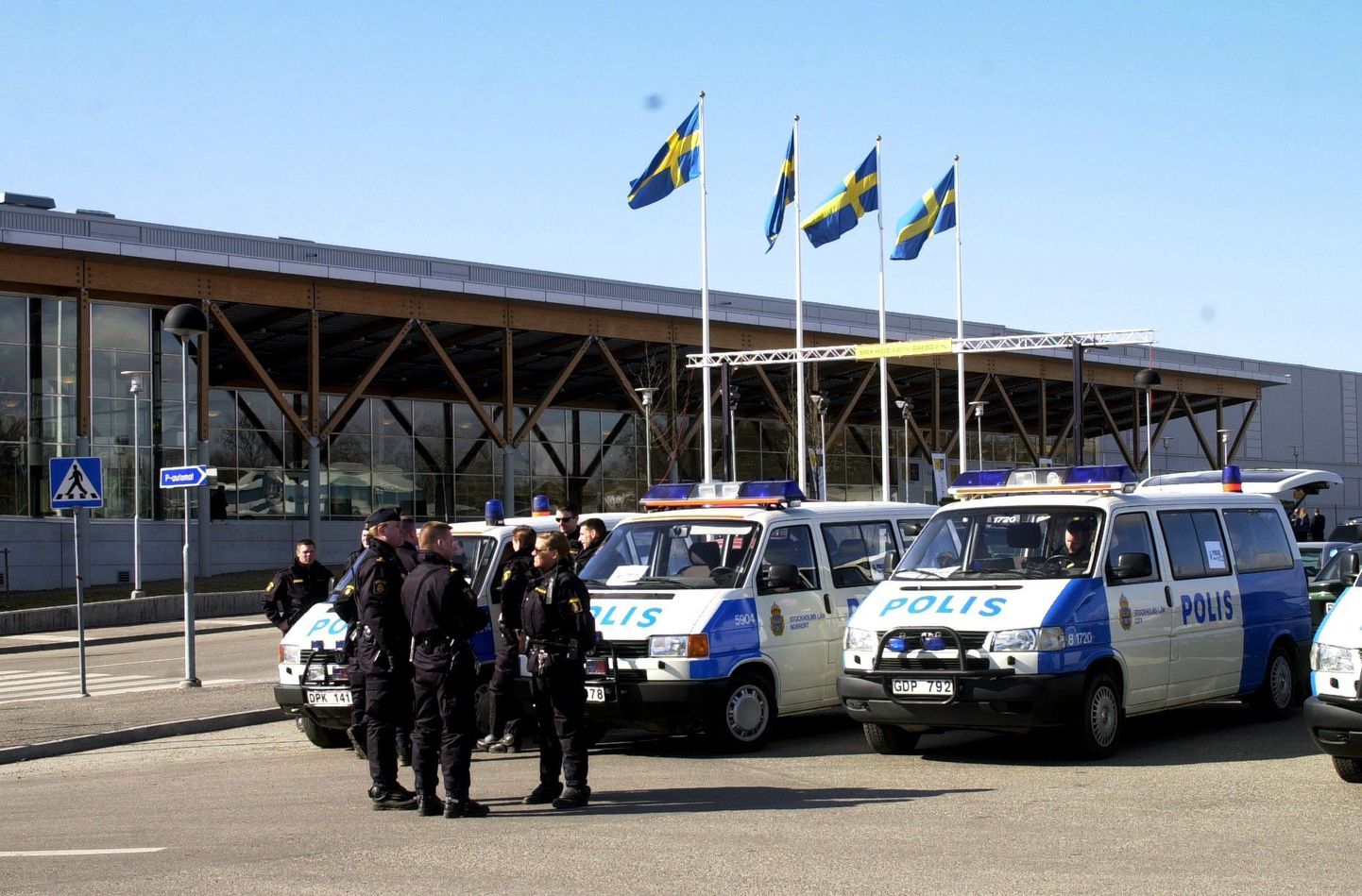 Rootsi politseinikud ja -autod