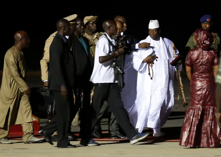Gambia ekspresident Yahya Jammeh (paremalt kolmas, valges) laupäeval Banjuli lennujaamas enne lennukile astumist. FOTO: THIERRY GOUEGNON/REUTERS/Scanpix