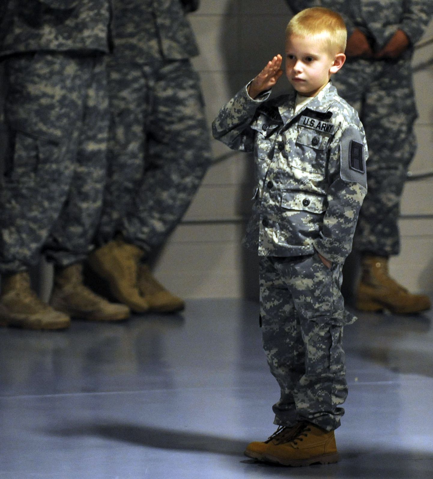 Afganistanist naasva Ameerika sõduri poeg teda Camp Shelby baasis tervitamas.