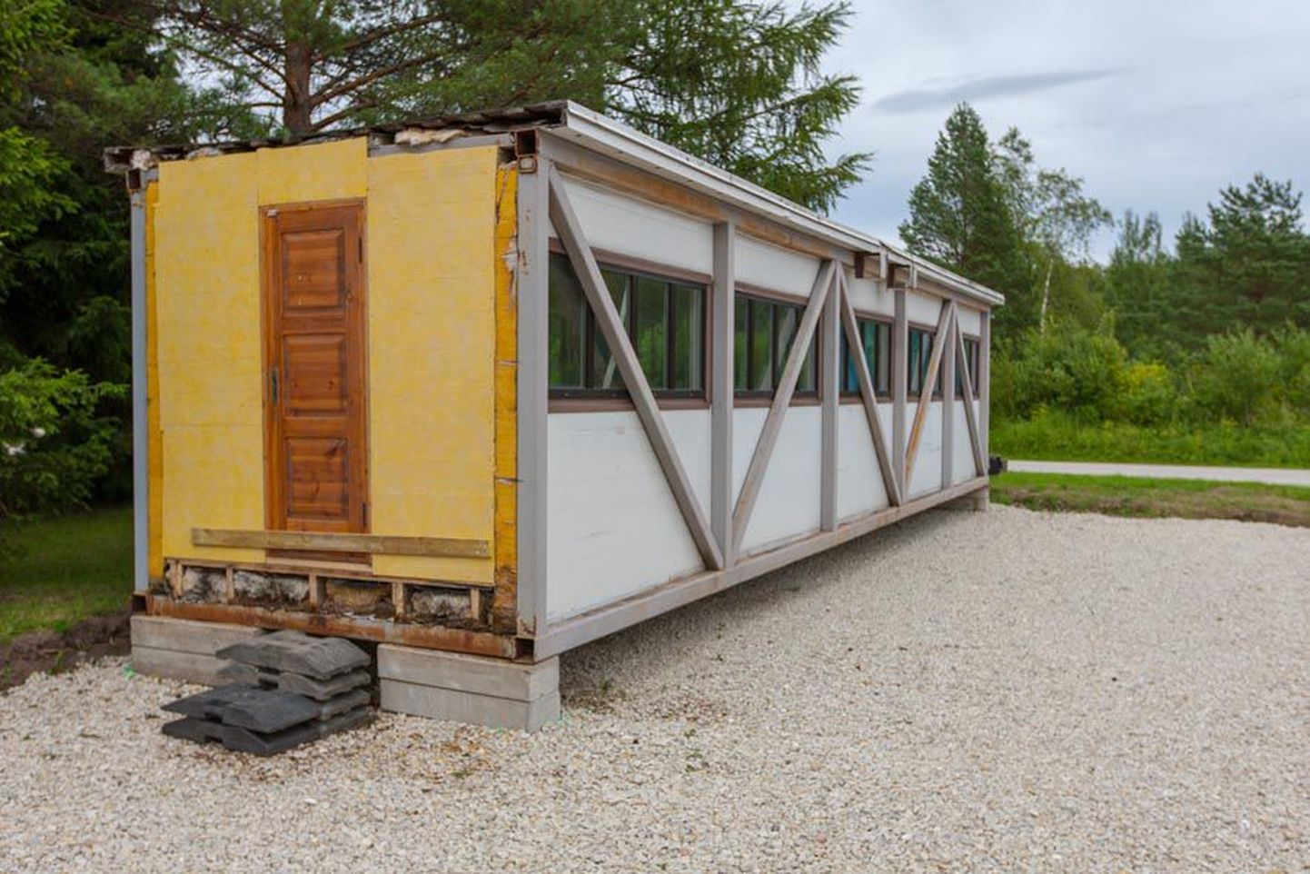 Pärast 3. juulit, kui Paide spordi- ja tervisekeskuse nõukogu otsustas anda soojaku Kesk-Eesti õppesõiduväljakule, on üks soojaku otsaseintest kinni ehitatud.
