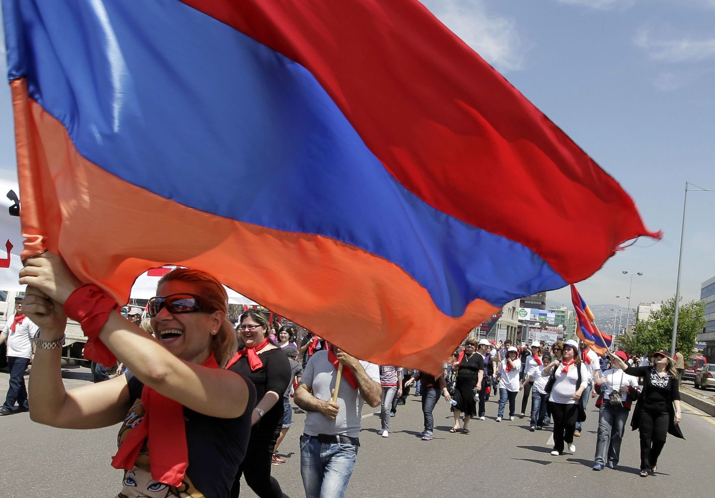 Inimesed Armeenia lippudega